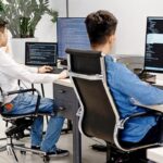 Equipo de TI trabajando en una auditoría de ciberseguridad en una oficina moderna