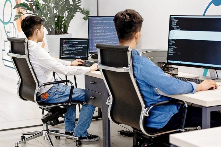 Equipo de TI trabajando en una auditoría de ciberseguridad en una oficina moderna