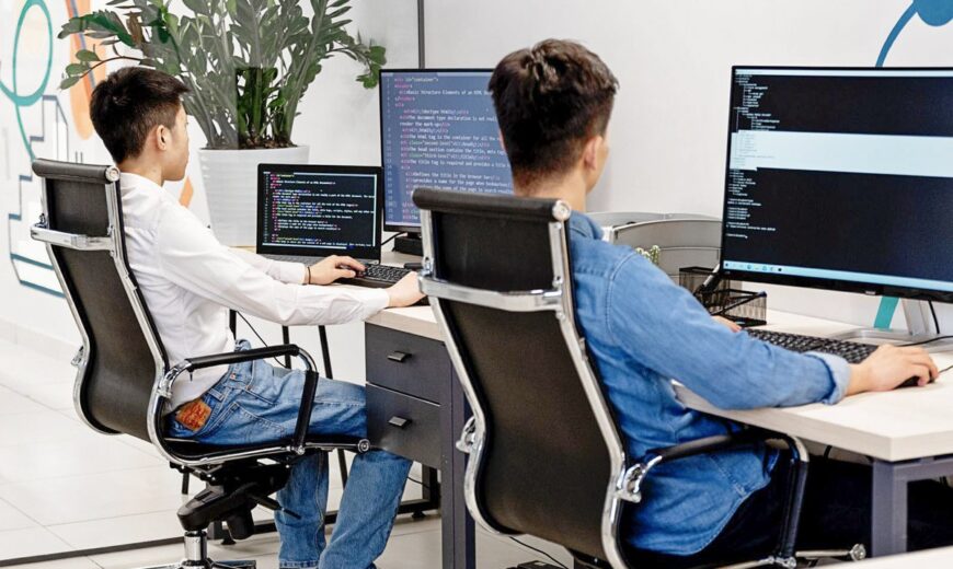 Equipo de TI trabajando en una auditoría de ciberseguridad en una oficina moderna