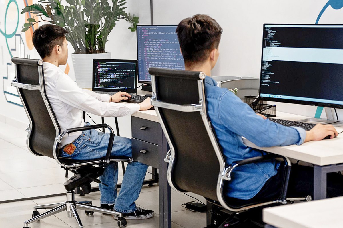 Equipo de TI trabajando en una auditoría de ciberseguridad en una oficina moderna