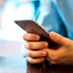 Cliente conectándose al WiFi de un negocio a través de un portal cautivo desde su celular