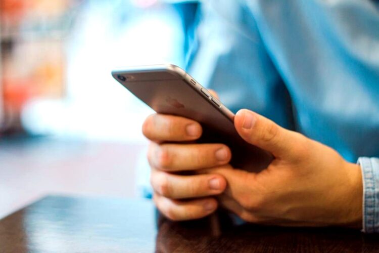 Cliente conectándose al WiFi de un negocio a través de un portal cautivo desde su celular