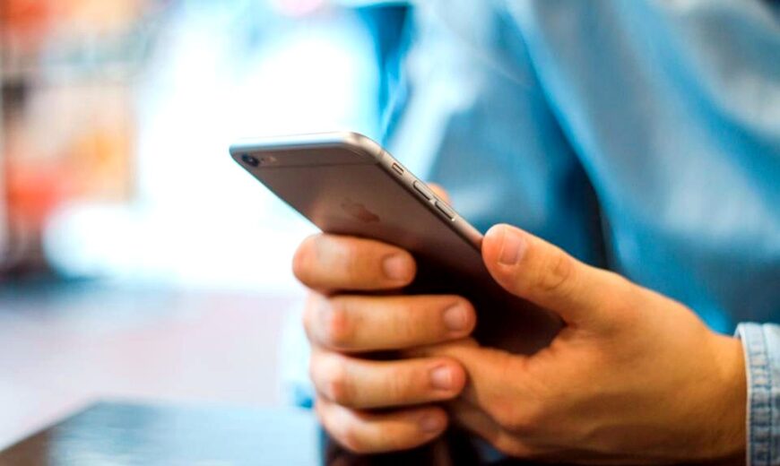 Cliente conectándose al WiFi de un negocio a través de un portal cautivo desde su celular