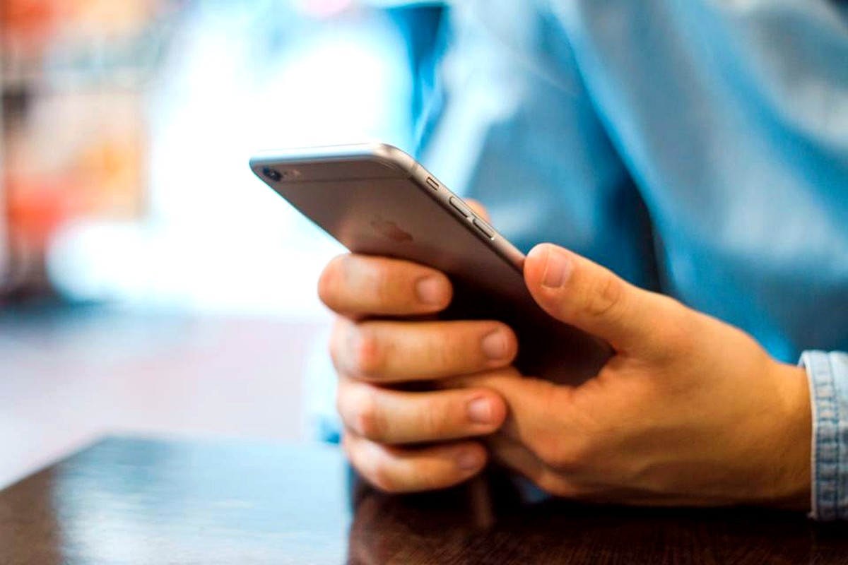 Cliente conectándose al WiFi de un negocio a través de un portal cautivo desde su celular
