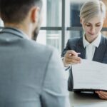 Profesionales revisando una cotización de outsourcing de TI en una oficina moderna en Bogotá