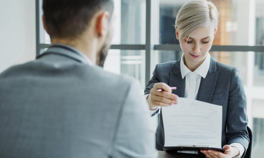 Profesionales revisando una cotización de outsourcing de TI en una oficina moderna en Bogotá