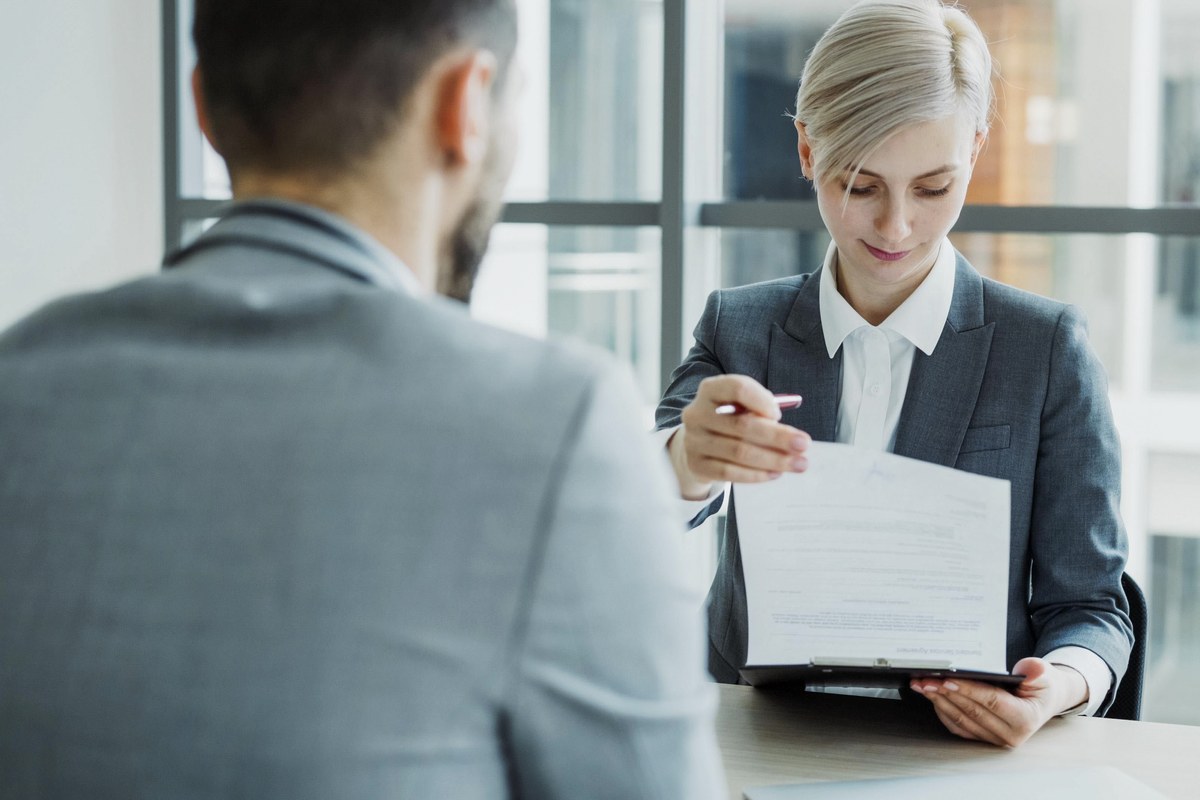 Profesionales revisando una cotización de outsourcing de TI en una oficina moderna