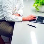 Profesional trabajando en computador portátil en modalidad remota, representando la ciberseguridad en el trabajo remoto e híbrido