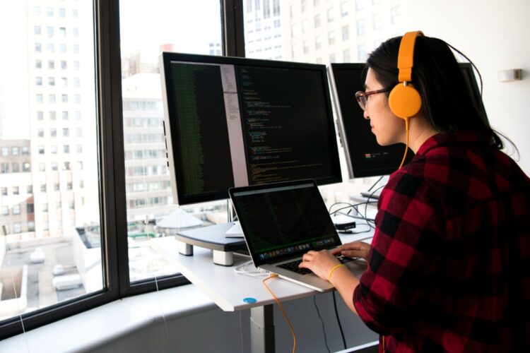 Especialista en ciberseguridad analizando código y logs en múltiples pantallas durante un pentest